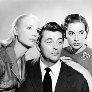Still of Robert Mitchum, Geneviève Page and Ingrid Thulin in Foreign Intrigue (1956)