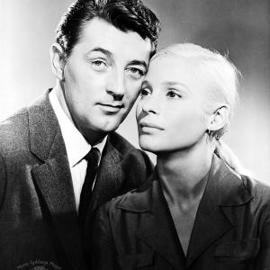 Still of Robert Mitchum and Ingrid Thulin in Foreign Intrigue (1956)