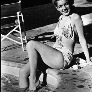 M.Monroe poolside © 1947