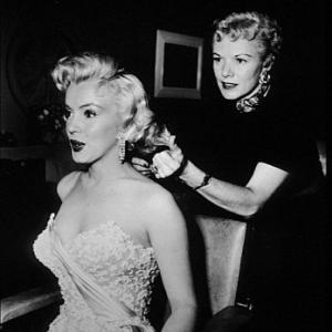 M.Monroe with her hairdresser © 1954
