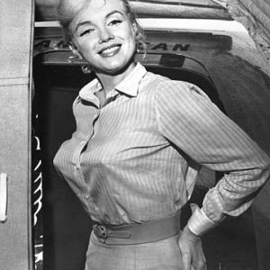 Marilyn Monroe boarding an American Airlines flight to Los Angeles to complete work on 