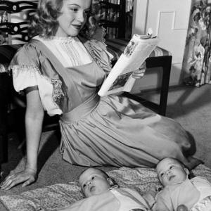 Marilyn Monroe, with producer's children, International New Photo, 1947, **I.V.