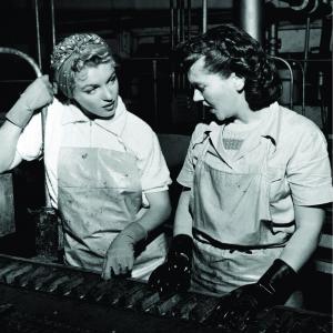 Still of Marilyn Monroe and Barbara Stanwyck in Clash by Night (1952)