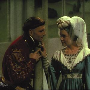 Still of Laurence Olivier and Renée Asherson in The Chronicle History of King Henry the Fift with His Battell Fought at Agincourt in France (1944)