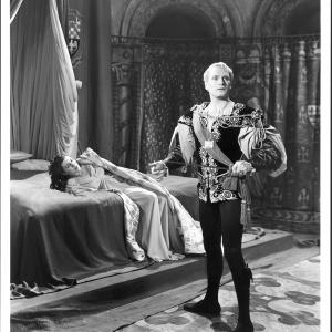 Still of Laurence Olivier and Eileen Herlie in Hamlet (1948)