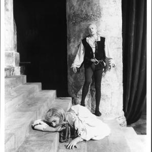 Still of Laurence Olivier and Jean Simmons in Hamlet (1948)