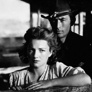 Still of Gregory Peck and Anne Baxter in Yellow Sky 1948