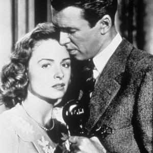 Still of James Stewart and Donna Reed in Tai nuostabus gyvenimas (1946)