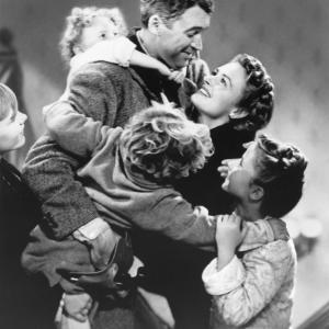 Still of James Stewart, Donna Reed, Carol Coombs, Karolyn Grimes and Jimmy Hawkins in Tai nuostabus gyvenimas (1946)