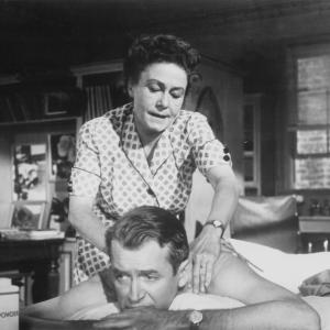 Still of James Stewart and Thelma Ritter in Langas i kiema 1954