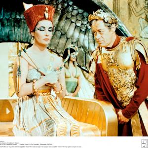 Still of Elizabeth Taylor and Rex Harrison in Cleopatra 1963