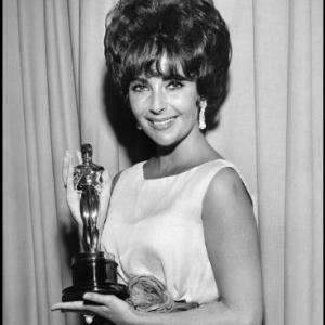 Elizabeth Taylor with her Oscar for Butterfield 8
