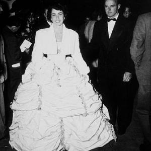 Elizabeth Taylor arriving at the 21st Annual Academy Awards