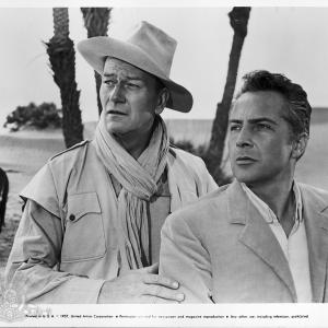 Still of John Wayne and Rossano Brazzi in Legend of the Lost (1957)