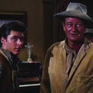 Still of John Wayne and Ricky Nelson in Rio Bravo (1959)