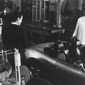 Still of John Cleese, Pierce Brosnan and Desmond Llewelyn in Ir viso Pasaulio negana (1999)
