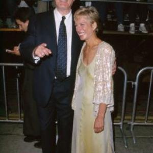 John Cleese and Alyce Faye Eichelberger at event of Ir viso Pasaulio negana 1999