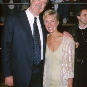 John Cleese and Alyce Faye Eichelberger at event of Ir viso Pasaulio negana 1999