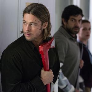 Still of Brad Pitt and Pierfrancesco Favino in Pasaulinis karas Z 2013