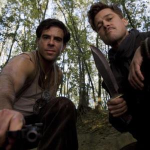 Still of Brad Pitt and Eli Roth in Negarbingi sunsnukiai (2009)