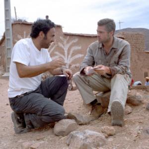 Brad Pitt and Alejandro González Iñárritu in Babelis (2006)