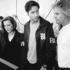 Gillian Anderson David Duchovny and Chris Carter in The X Files 1998