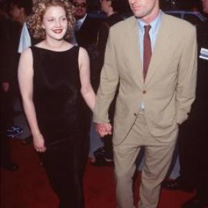 Drew Barrymore and Luke Wilson at event of Ilgai ir laimingai Pelenes istorija 1998
