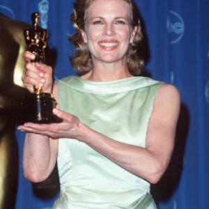 Kim Basinger at event of The 70th Annual Academy Awards 1998