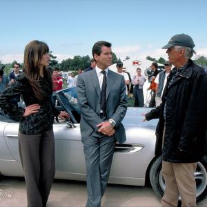 Pierce Brosnan, Sophie Marceau and Michael Apted in Ir viso Pasaulio negana (1999)