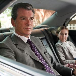 Still of Pierce Brosnan and Ruby Jerins in Prisimink mane (2010)