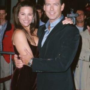 Pierce Brosnan and Keely Shaye Smith at event of Ir viso Pasaulio negana 1999