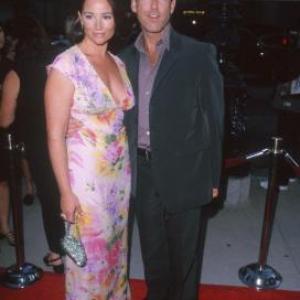 Pierce Brosnan and Keely Shaye Smith at event of Tomo Krauno afera 1999