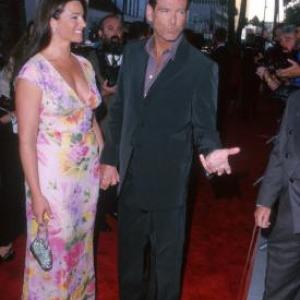 Pierce Brosnan and Keely Shaye Smith at event of Tomo Krauno afera 1999