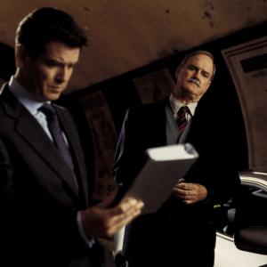 Still of John Cleese and Pierce Brosnan in Pasveikink mirti kita diena 2002