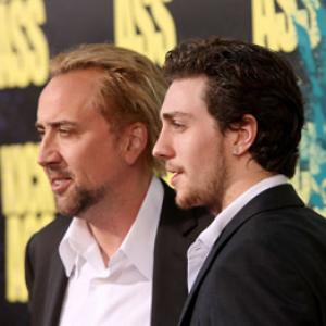 Nicolas Cage and Aaron Taylor-Johnson at event of Ateini cia arba gausi i duda! (2010)