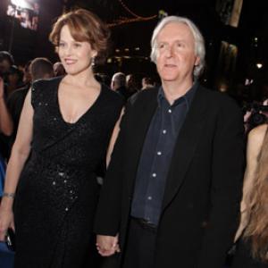 James Cameron and Sigourney Weaver at event of Isikunijimas (2009)