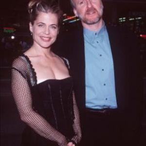 James Cameron and Linda Hamilton at event of Titanikas 1997