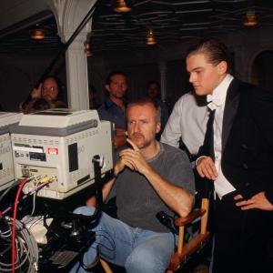 Still of James Cameron and Leonardo DiCaprio in Titanikas (1997)