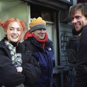 Still of Jim Carrey Kate Winslet and Michel Gondry in Jausmu galia 2004