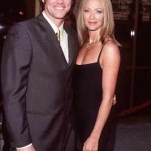 Jim Carrey and Lauren Holly at event of Trumeno sou 1998