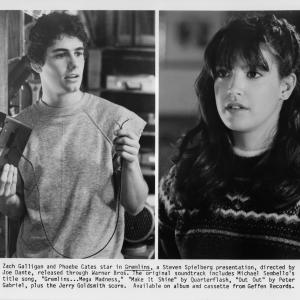 Still of Phoebe Cates and Zach Galligan in Gremlins (1984)