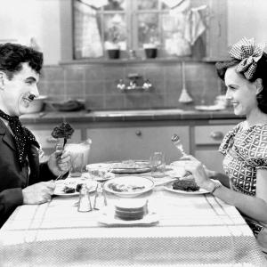 Still of Charles Chaplin and Paulette Goddard in Modern Times (1936)