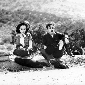 Still of Charles Chaplin and Paulette Goddard in Modern Times (1936)
