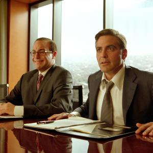 Still of George Clooney and Paul Adelstein in Nepakenciamas ziaurumas 2003