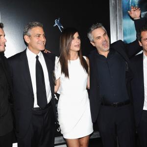 Sandra Bullock, George Clooney, Alfonso Cuarón, Jonás Cuarón, David Heyman and Gary Gershoff at event of Gravitacija (2013)