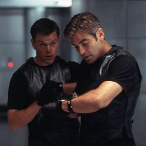 Still of George Clooney and Matt Damon in Oceans Eleven 2001