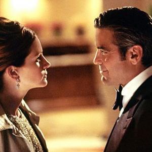 Still of George Clooney and Julia Roberts in Ocean's Eleven (2001)