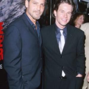 George Clooney and Mark Wahlberg at event of The Perfect Storm 2000