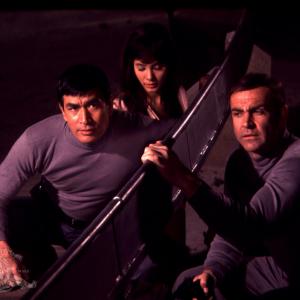 Still of Sean Connery, Mie Hama and Tetsurô Tanba in Gyvenk du kartus (1967)