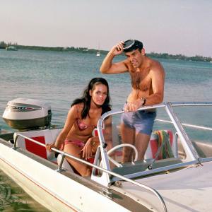 Still of Sean Connery and Martine Beswick in Kamuolinis zaibas 1965